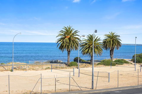 Bayline Beachfront Apartment No 4 - Australian Directory 1