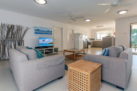 Beach House, Pacific Road, 1/20 - Australian Directory 1