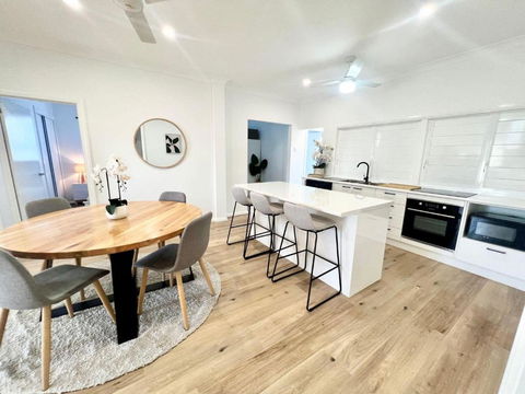 Renovated Queenslander - Upstairs 2km To Stadium - Australian Directory 0