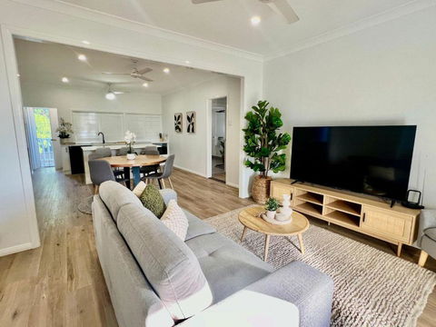 Renovated Queenslander - Upstairs 2km To Stadium - Australian Directory 1