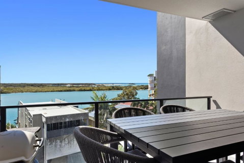 Riverfront 2-Bed With Pool, Sauna, Gym & Views - Australian Directory 1