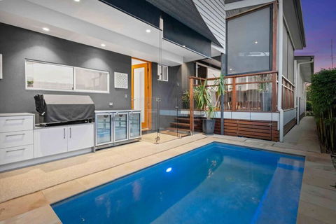 Redcliffe CBD Family Beach House - Australian Directory 0