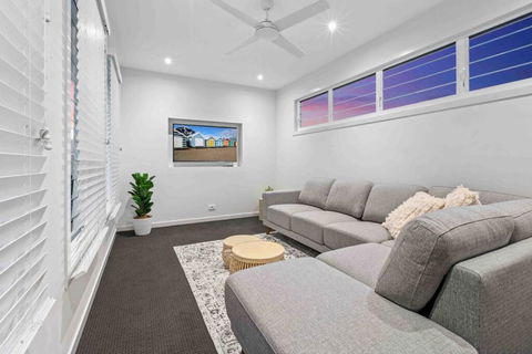 Redcliffe CBD Family Beach House - Australian Directory 2