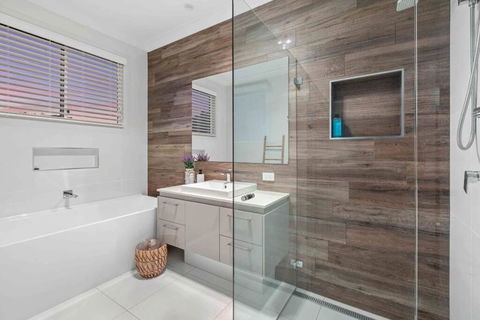 Redcliffe CBD Family Beach House - Australian Directory 3