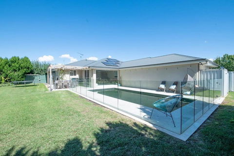 Regand Retreat - Luxurious Family Home, Pool - Australian Directory 2