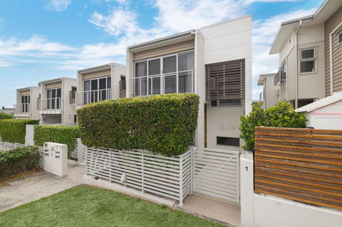 Renov Peaceful 3BR Morningside Gem: Cozy Retreat - Australian Directory 3