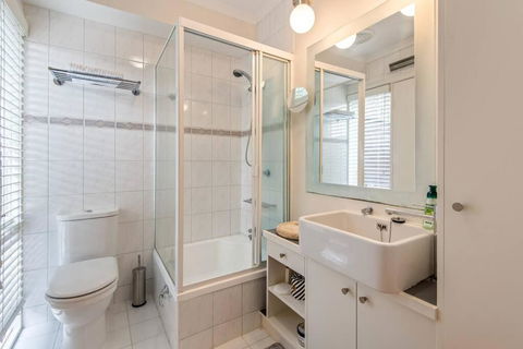 Retreat On George - Australian Directory 1