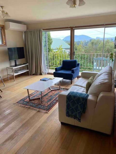 Retro Apartment Cornelian Bay - Water Views - Australian Directory 1