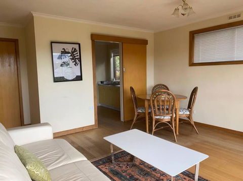 Retro Apartment Cornelian Bay - Water Views - Australian Directory 3