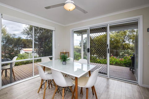 River Retreat - Australian Directory 0