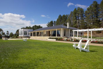 Riversdale Estate Cottages with Australian Directory