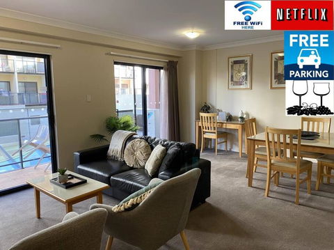 RIVERSIDE CITY VIEW PARKING NETFLIX WIFI WINE FREE - Australian Directory 0
