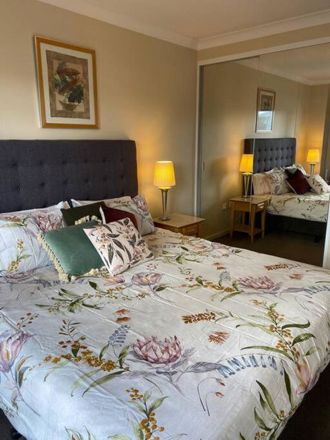 RIVERSIDE CITY VIEW PARKING NETFLIX WIFI WINE FREE - Australian Directory 1