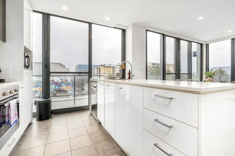 Roomy 2BR 2BA City-Centre Apt - Australian Directory 2