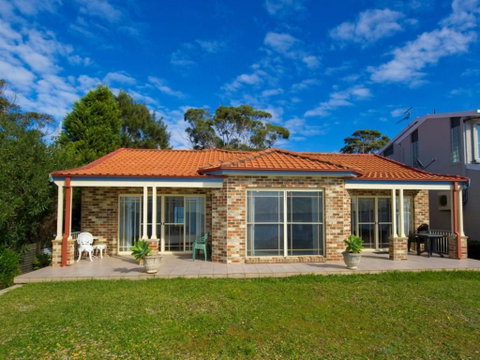 Salamander Beach Front - Australian Directory 1