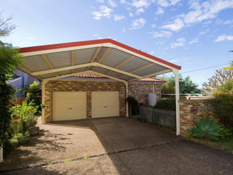 Salamander Beach Front - Australian Directory 2