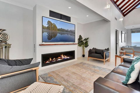 Royal Retreat Peaceful Lakefront - Australian Directory 3