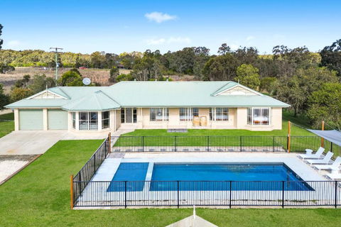 Roads End With Games Barn Ponies Alfresco Dining - Australian Directory 0