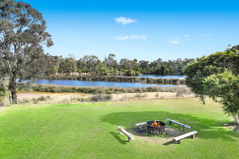 Roads End With Games Barn Ponies Alfresco Dining - Australian Directory 3
