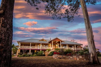 Robyn\'s Nest Lakeside Resort with Australian Directory