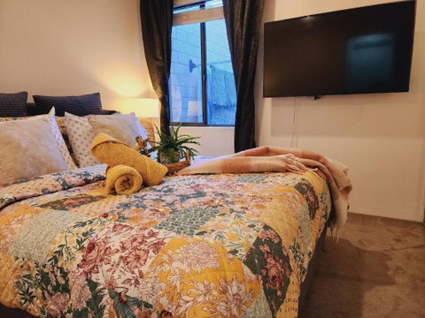 Room In Guest Room - Private Room In A Charming Hampton-style Home Ten Minutes From Fremantle Port - Australian Directory 3