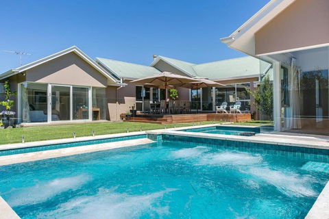Royadie Resort - Pool Spa Tennis 500m To Beach - Australian Directory 0
