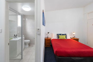 Royal Motel Tenterfield with Australian Directory