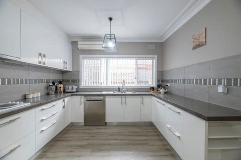 Roycox Cottage - Charming Escape, Fireplace - Australian Directory 2