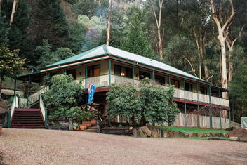 Rustic Refuge Guesthouse with Australian Directory