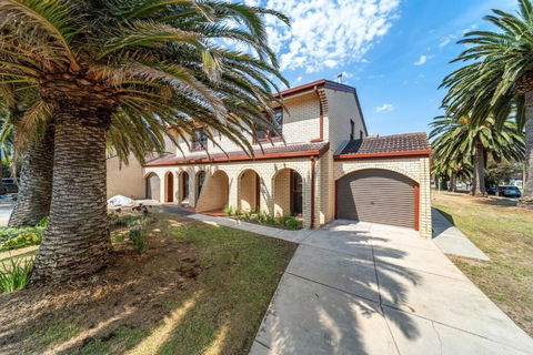 Sage By The Sea - WiFi, BBQ, Beach, Art - Australian Directory 3