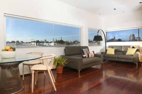 Saint George - The Townhouse - Australian Directory 2