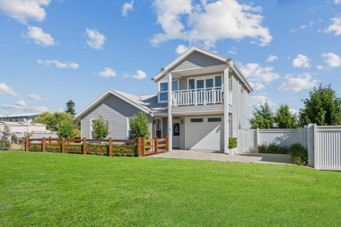 SALTAIR Beach House Right In Town - Australian Directory 0