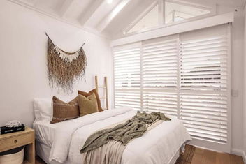 SALTY PALMS On HENLEY -THREE with Australian Directory