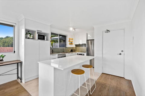 Salty Sea Breeze Apartment 500m To Waters Edge - Australian Directory 1