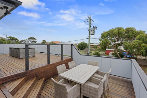 Sanctuary Lodge By Ready Set Stay - BYO LINEN & TOWELS - Australian Directory 3
