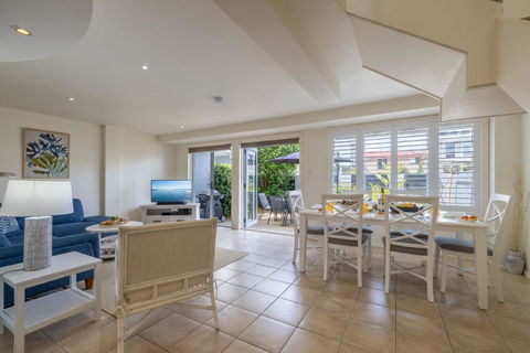 Sandcastles 4 -8 Ala Moana Way - Australian Directory 1