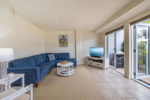 Sandcastles 4 -8 Ala Moana Way - Australian Directory 2