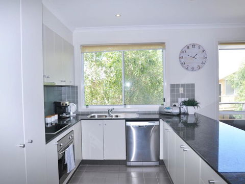 Sandpiper 3 - Close To Town And Beach - Australian Directory 3