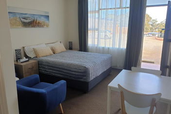 Sandpiper Motel Ulladulla with Australian Directory