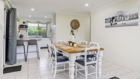 Sandstone Cove At Sandstone Point - Australian Directory 1