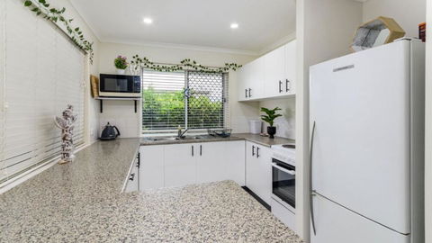 Sandstone Cove At Sandstone Point - Australian Directory 2