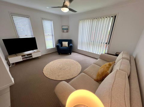 Sandstone Point Sleeps 10, 4-bedroom Home - Australian Directory 1