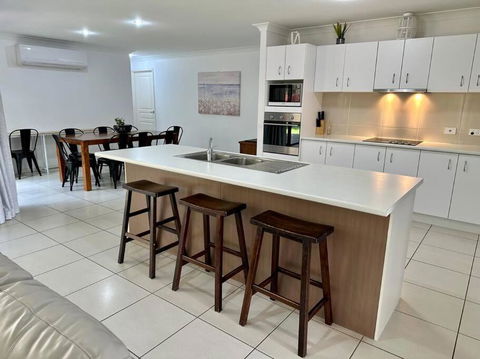 Sandstone Point Sleeps 10, 4-bedroom Home - Australian Directory 2