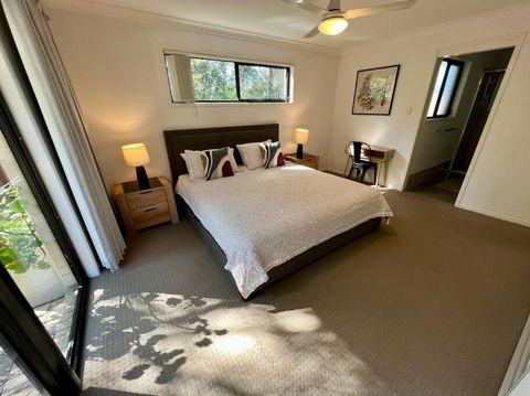 Sandstone Point Sleeps 10, 4-bedroom Home - Australian Directory 3