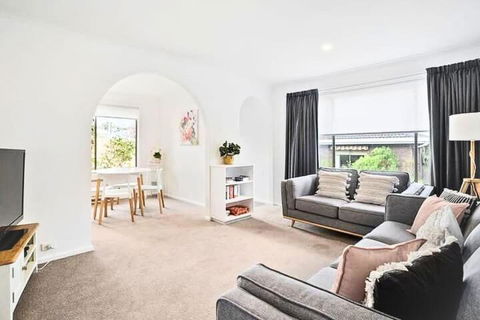 Sandy Bay Cozy Cottage Close To CBD - Australian Directory 0