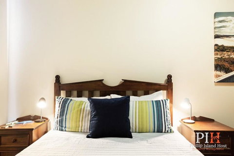 Sandy Bay Getaway W Spa 4 Bdr - Australian Directory 2