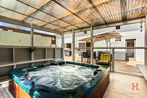 Sandy Bay Getaway W Spa 4 Bdr - Australian Directory 0