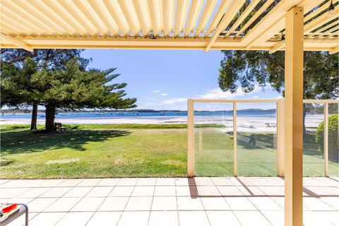 Sandy Beach House Corlette Unit 1 Waterfront WI-FI Aircon - Australian Directory 1