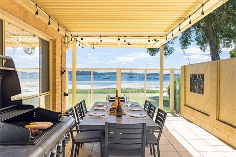 Sandy Beach House Corlette Unit 1 Waterfront WI-FI Aircon - Australian Directory 3