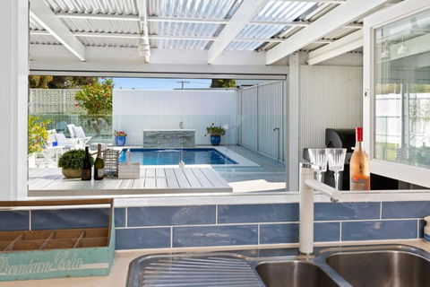 SANTORINI BEACH HOUSE SAFETY BEACH - Australian Directory 3
